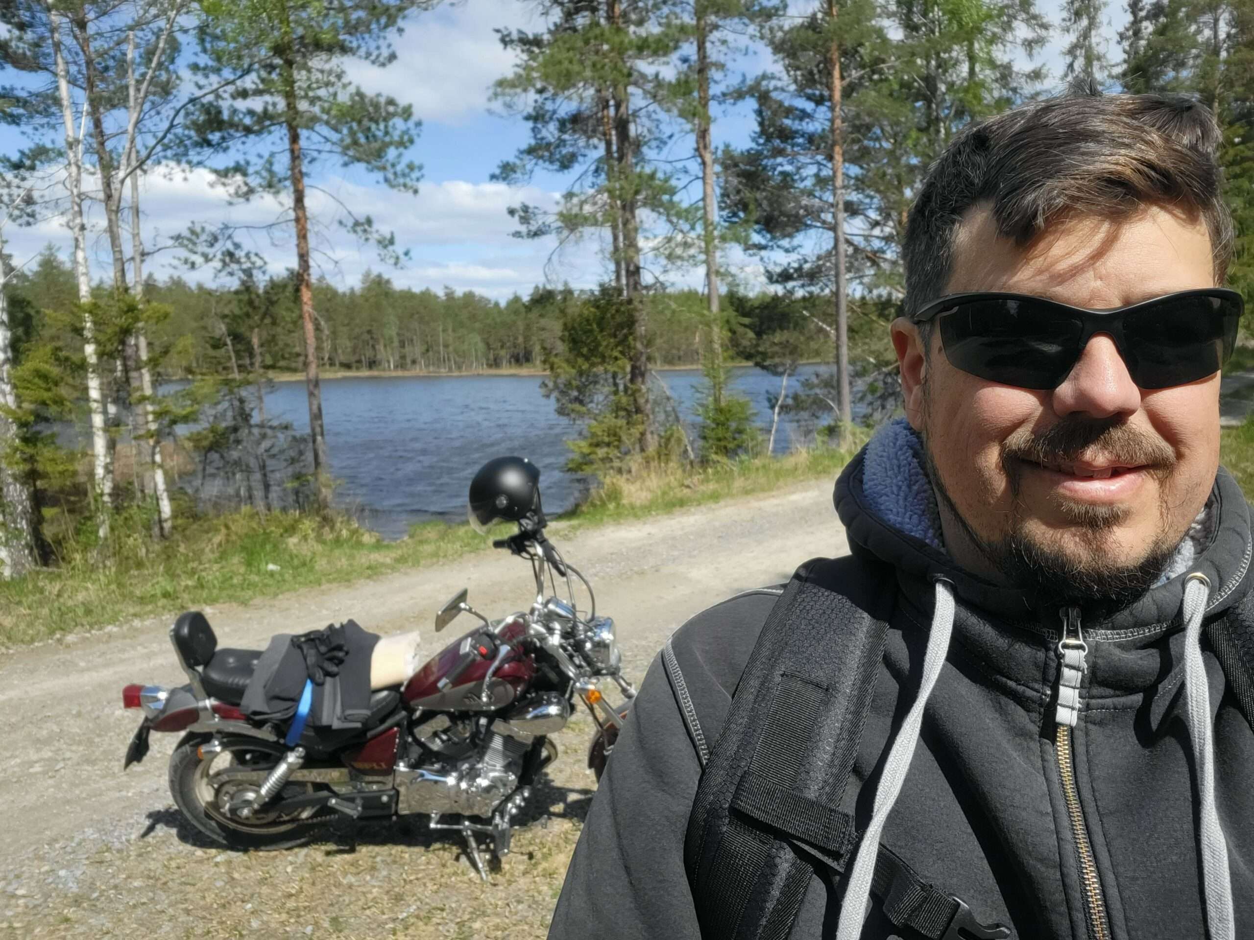 Bild på Dennis med motorcykel